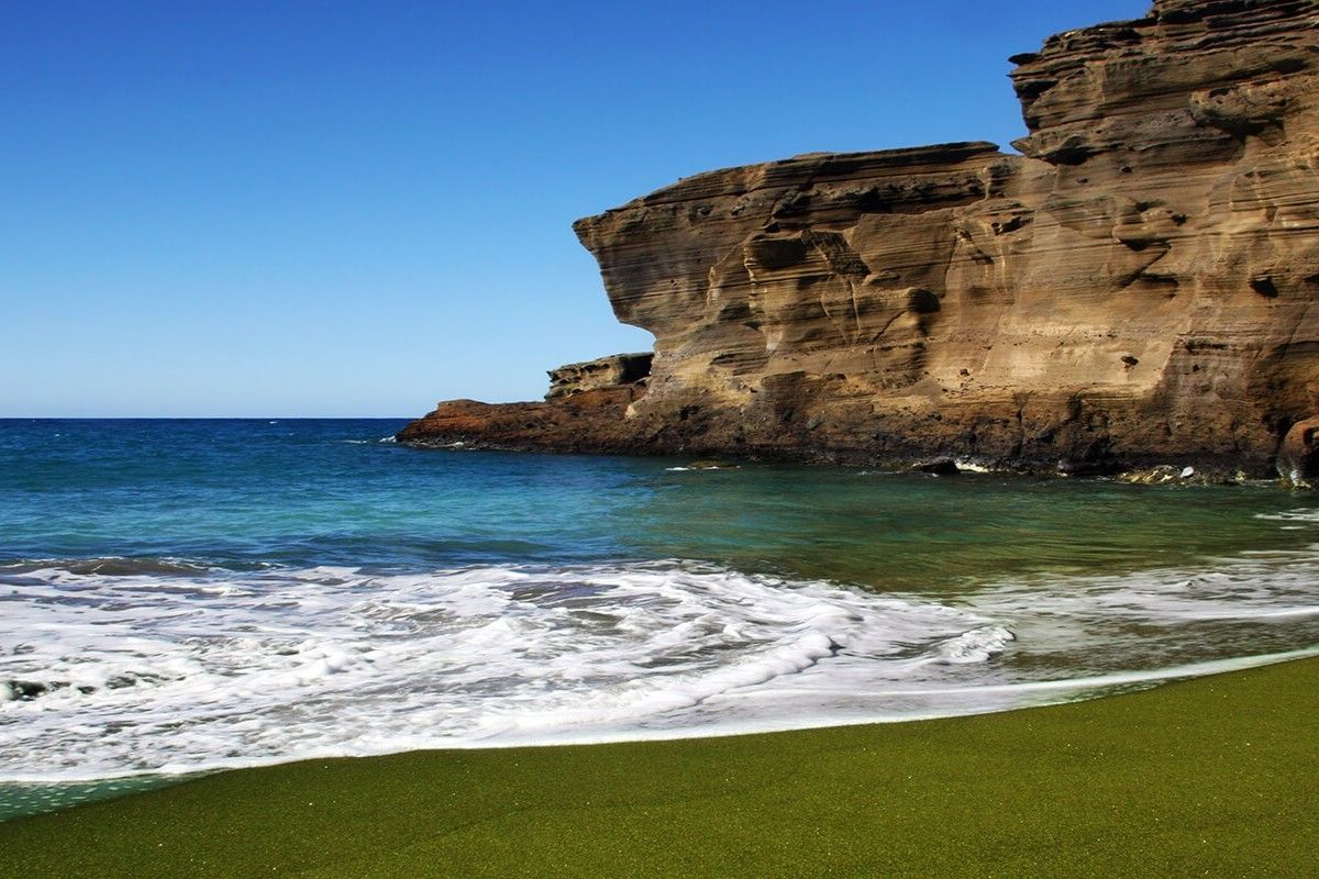 hidden-wonders-of-hawaiis-papakolea-green-sand-beach