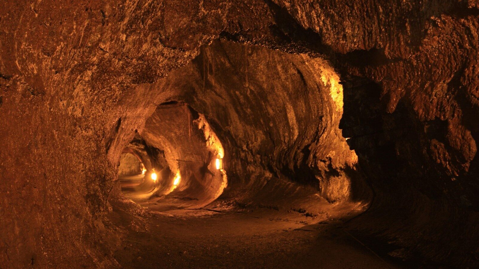 hidden-wonders-of-hawaiis-volcanoes-national-park-thurston-lava-tube