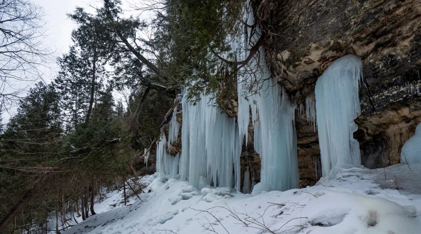 Mysterious-Ice-Cave-Formations-In-Michigan8217s-Pictured-Rocks mysterious-ice-cave-formations-in-michigans-pictured-rocks