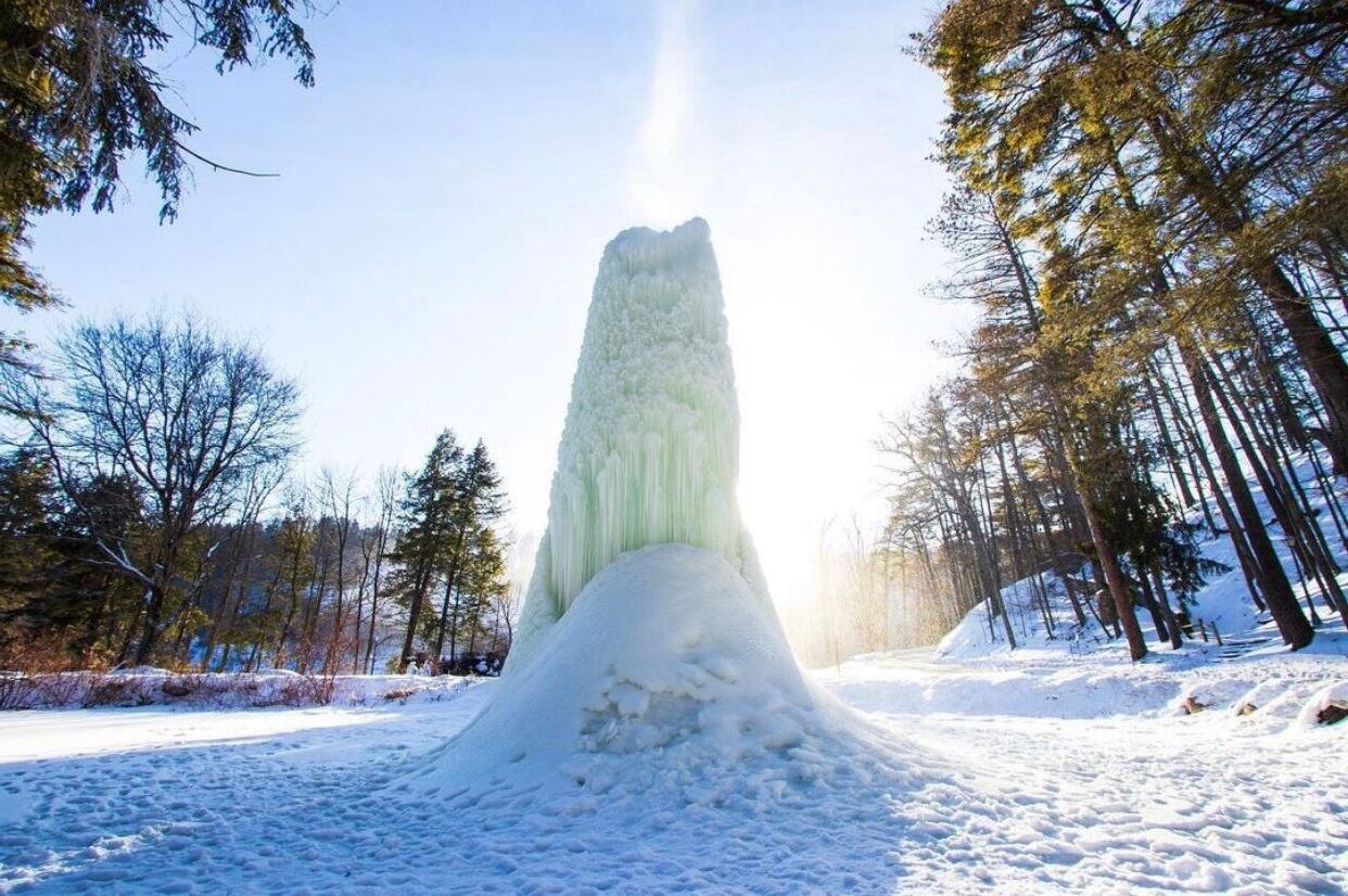 mysterious-ice-volcanoes-of-new-yorks-lake-ontario