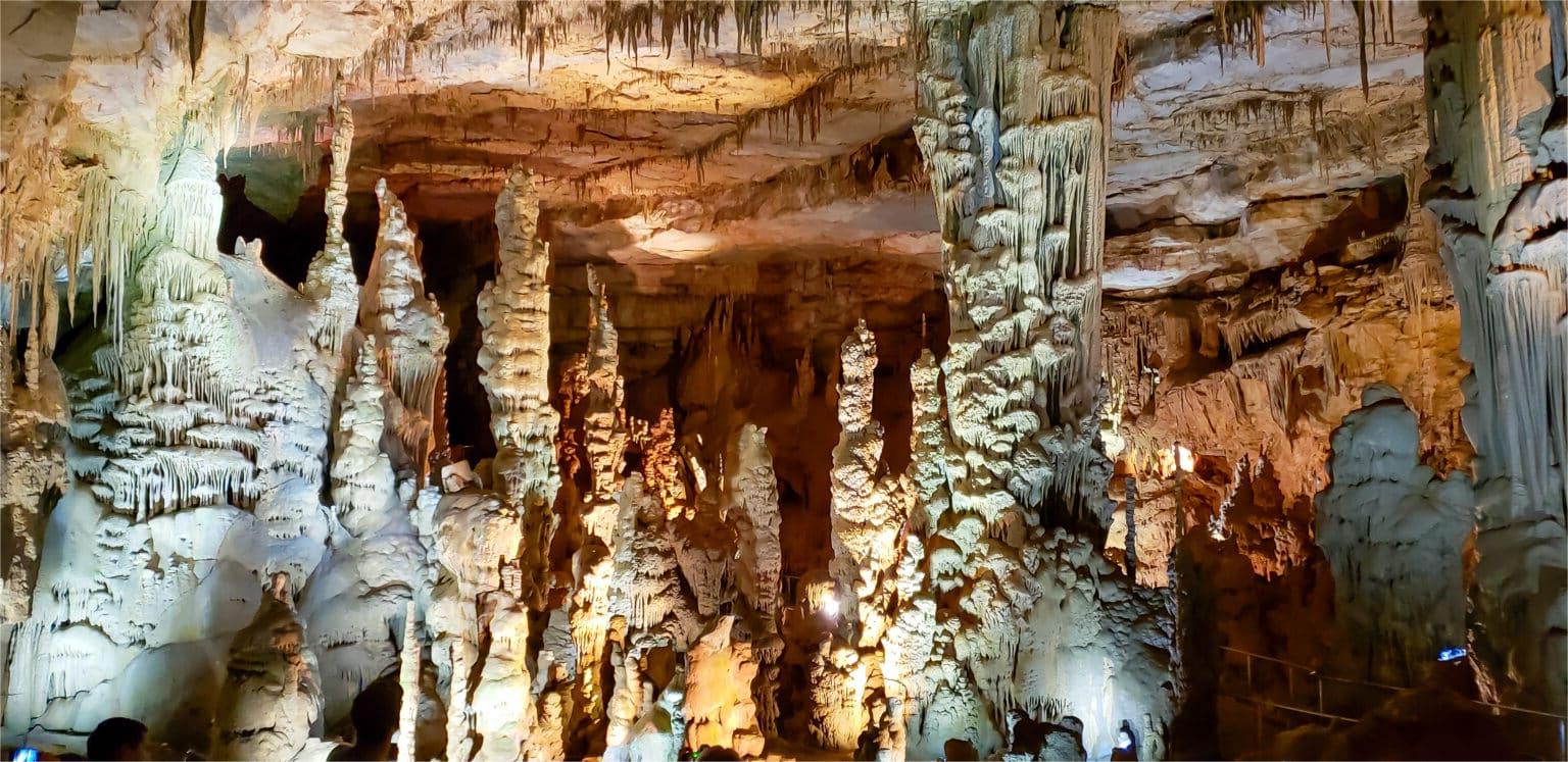 mysterious-moss-caverns-in-alabamas-dismals-canyon