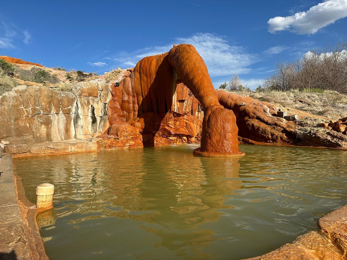 mystic-hot-springs-rock-formations-in-utah