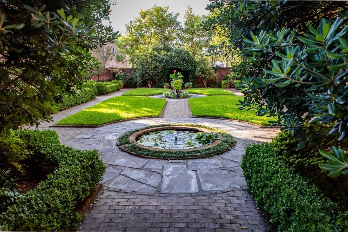 Savannah8217s-Secret-Gardens-And-Their-Hidden-Historic-Houses savannahs-secret-gardens-and-their-hidden-historic-houses