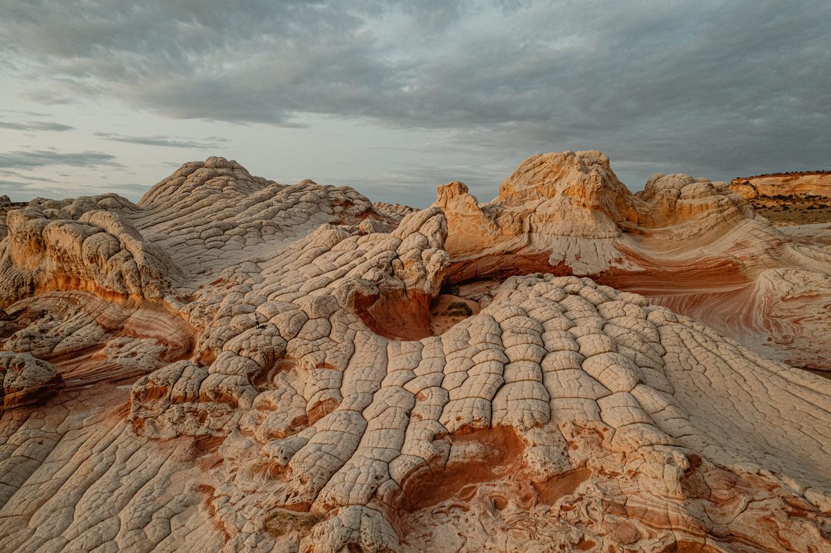 sculptured-sandstone-waves-in-arizonas-vermilion-cliffs