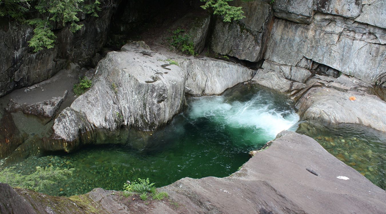 secret-swimming-hole-at-vermonts-warren-falls