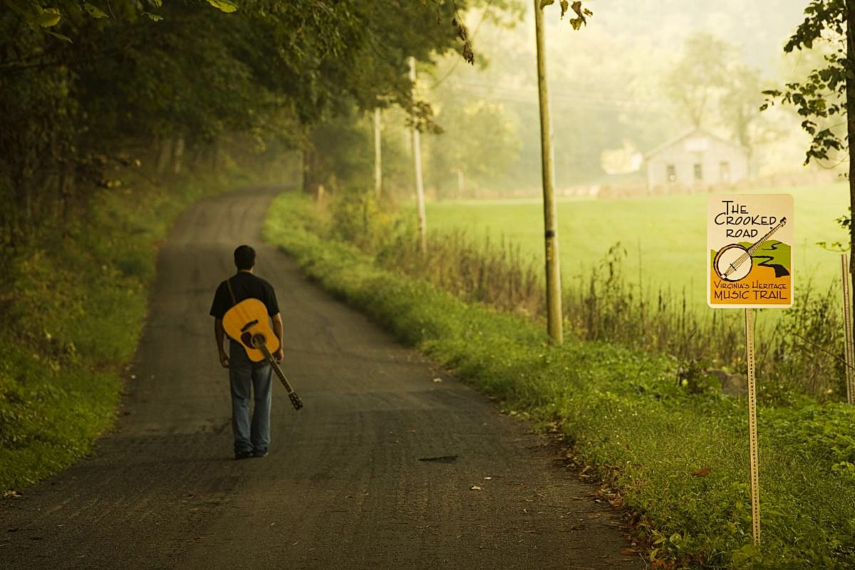 secrets-of-amber-lit-appalachian-music-in-virginias-crooked-road