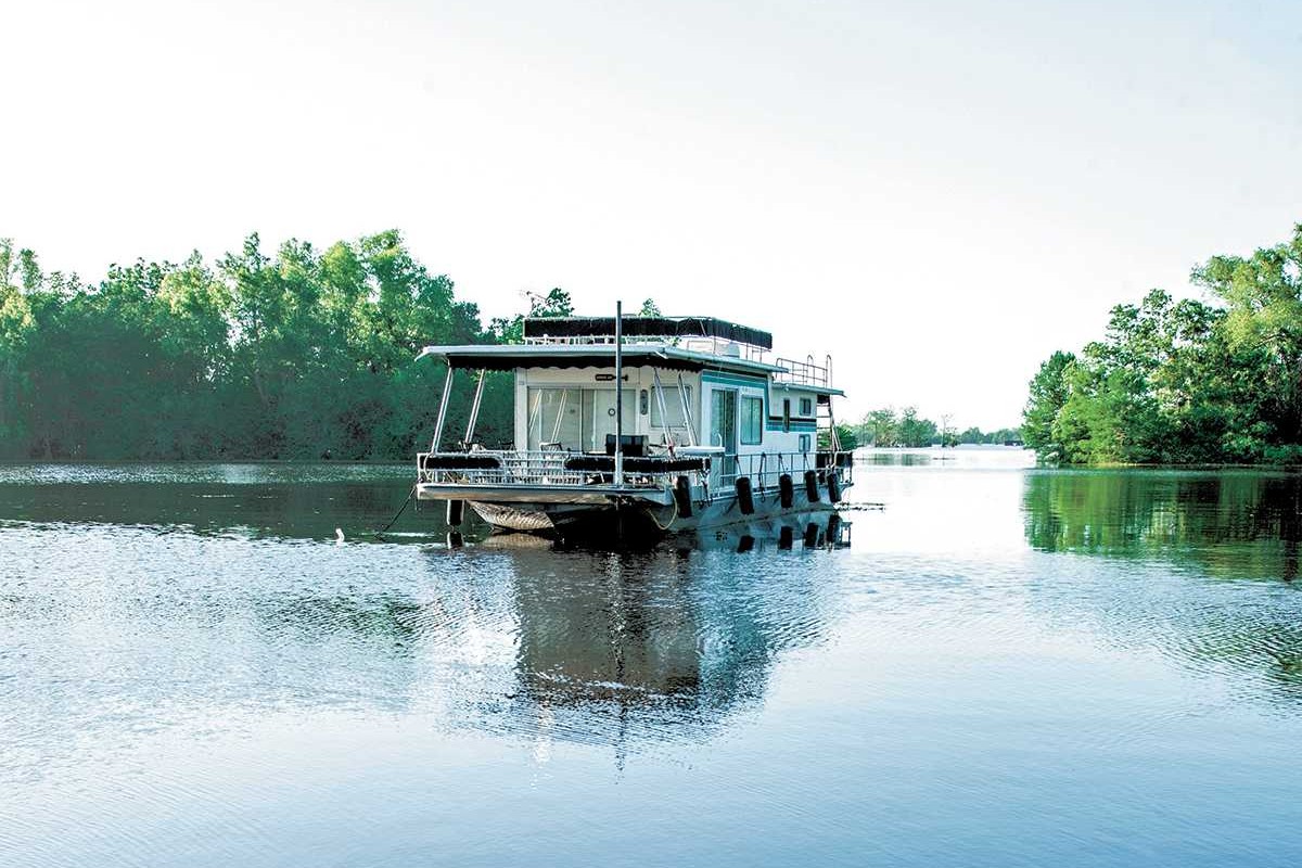 secrets-of-louisianas-atchafalaya-houseboats