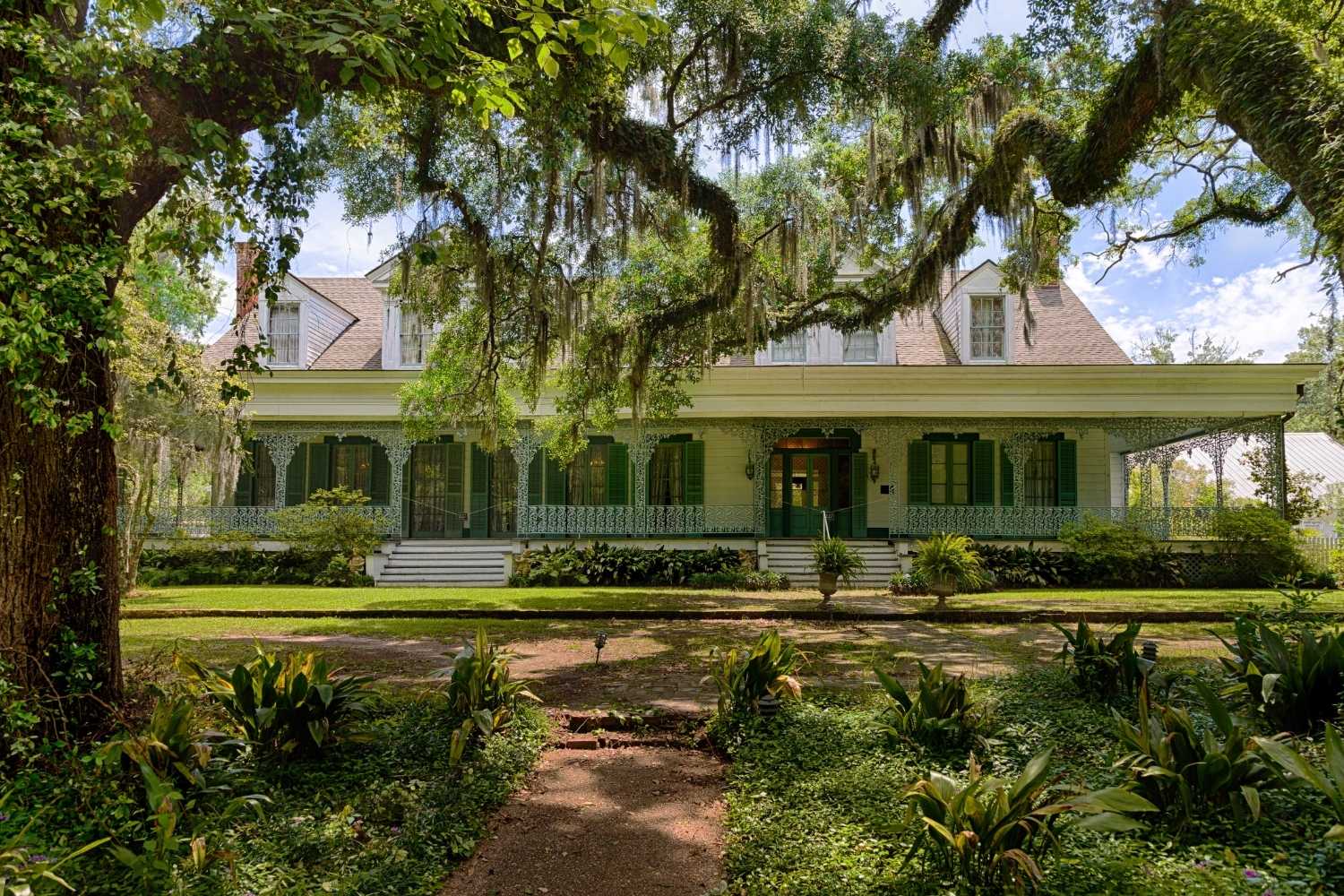 secrets-of-louisianas-haunted-plantation-mansions