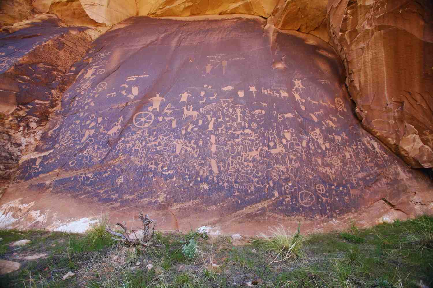 secrets-of-utahs-newspaper-rock-state-historic-monument