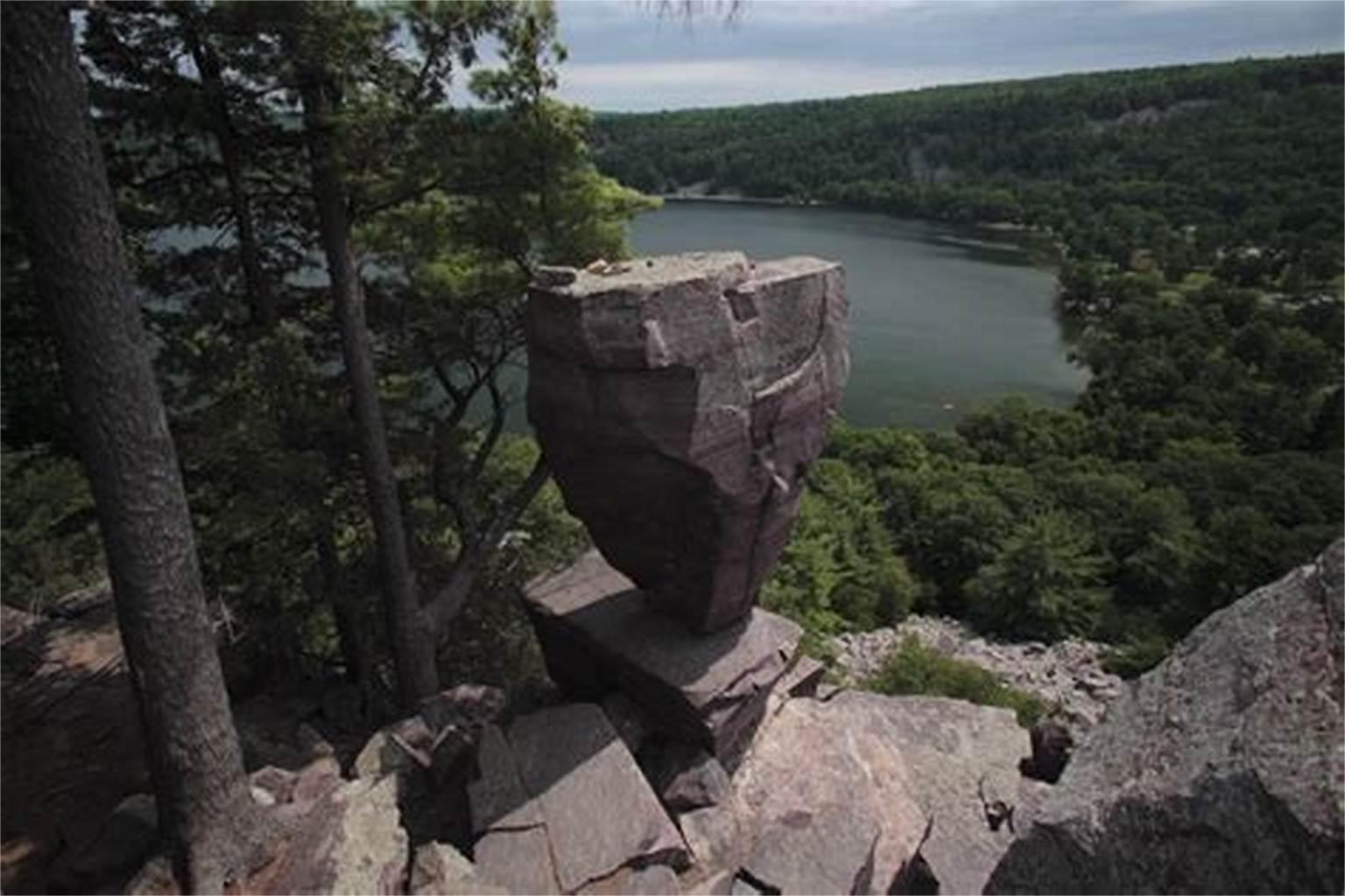 wisconsins-devils-lake-state-park-and-its-mysterious-balanced-rock