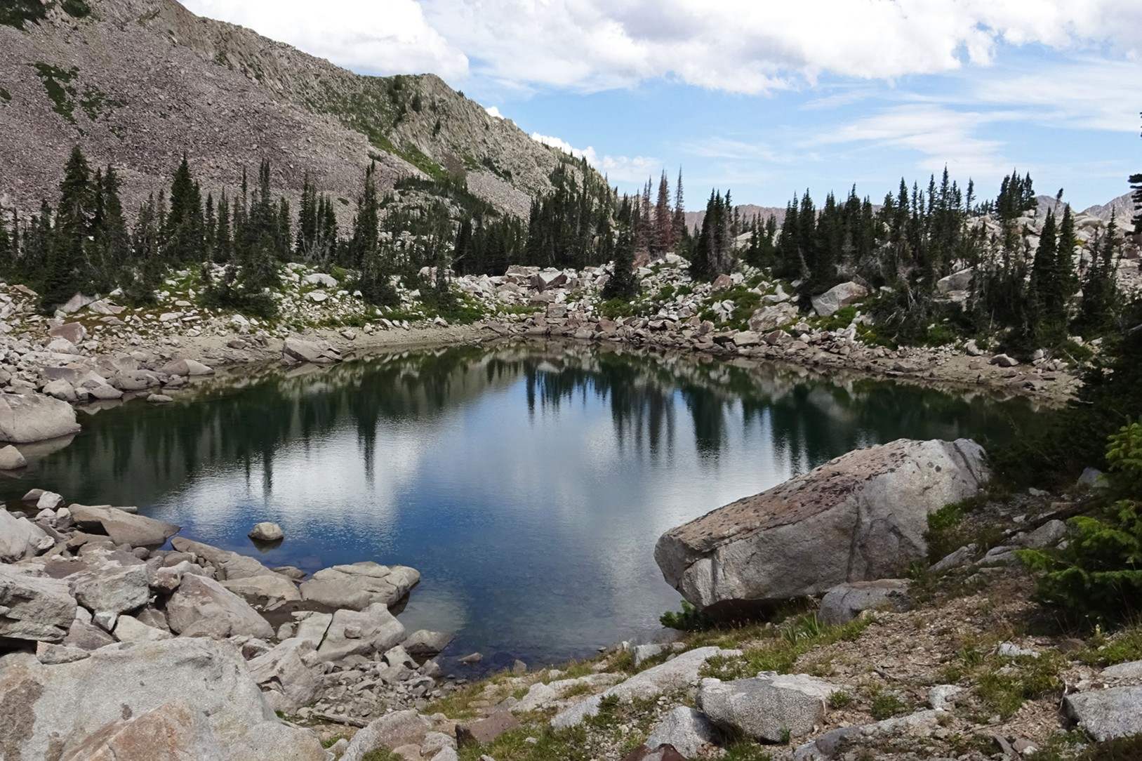 hidden-alpine-tarns-at-utahs-red-pine-lake