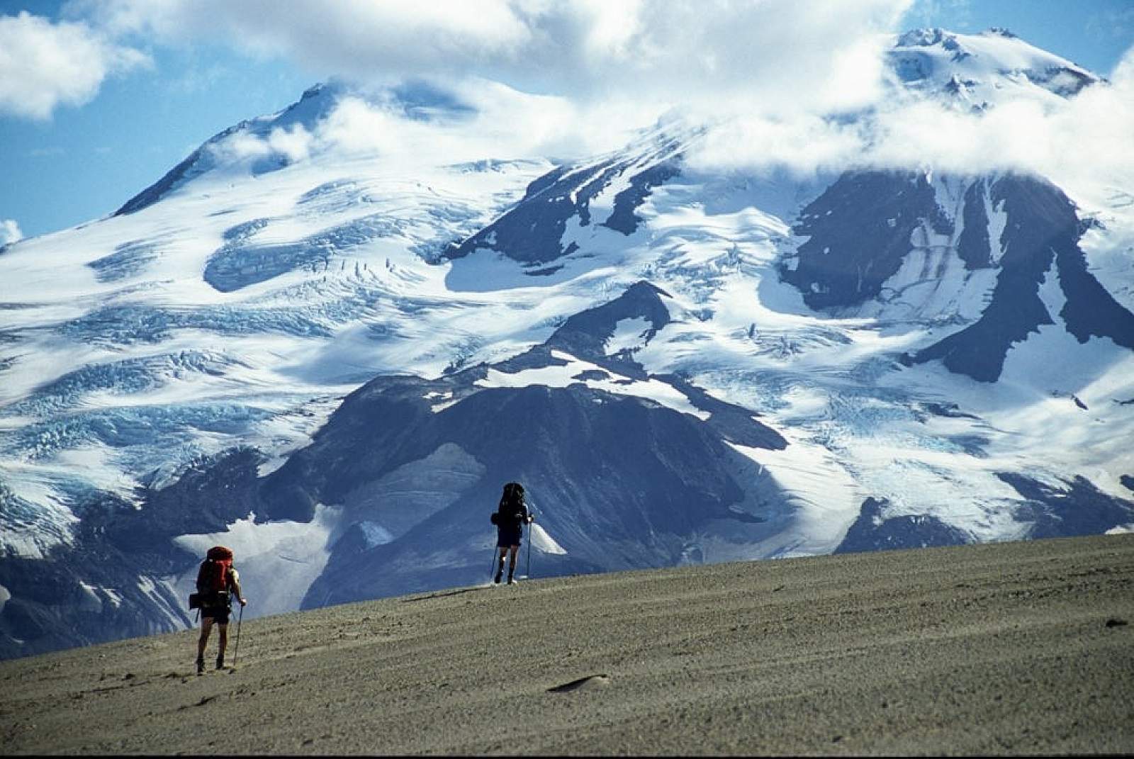 hidden-alpine-valleys-in-alaskas-katmai