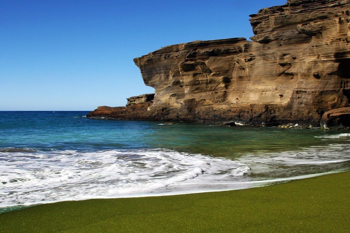 hidden-beaches-of-hawaiis-papakolea-green-sand