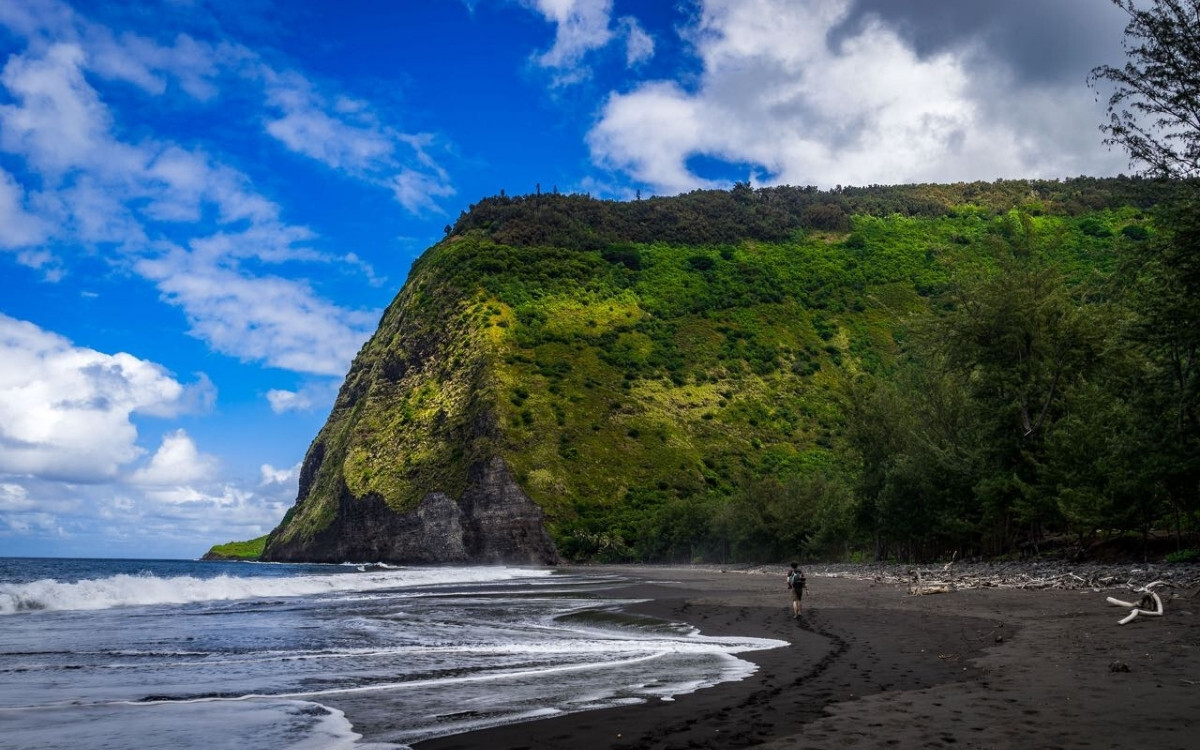 hidden-beaches-of-hawaiis-waipio-black-sand