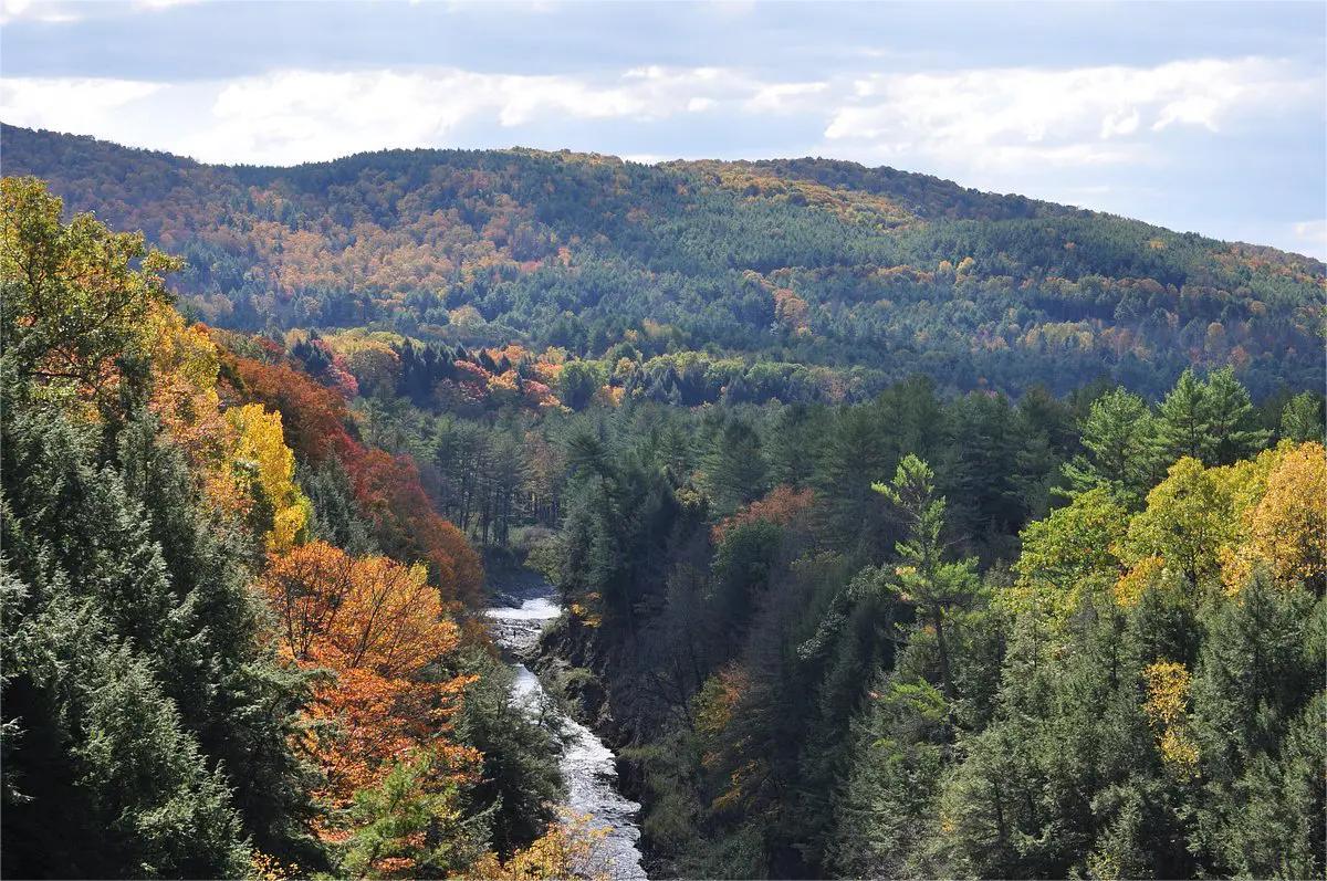 hidden-clearings-in-vermonts-quechee-state-park