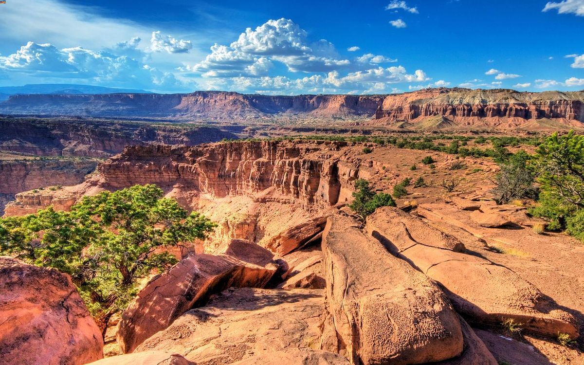 hidden-cliffs-of-capitol-reef-in-utah