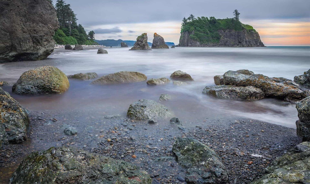 hidden-coastal-cliffs-at-ruby-beach-in-washington