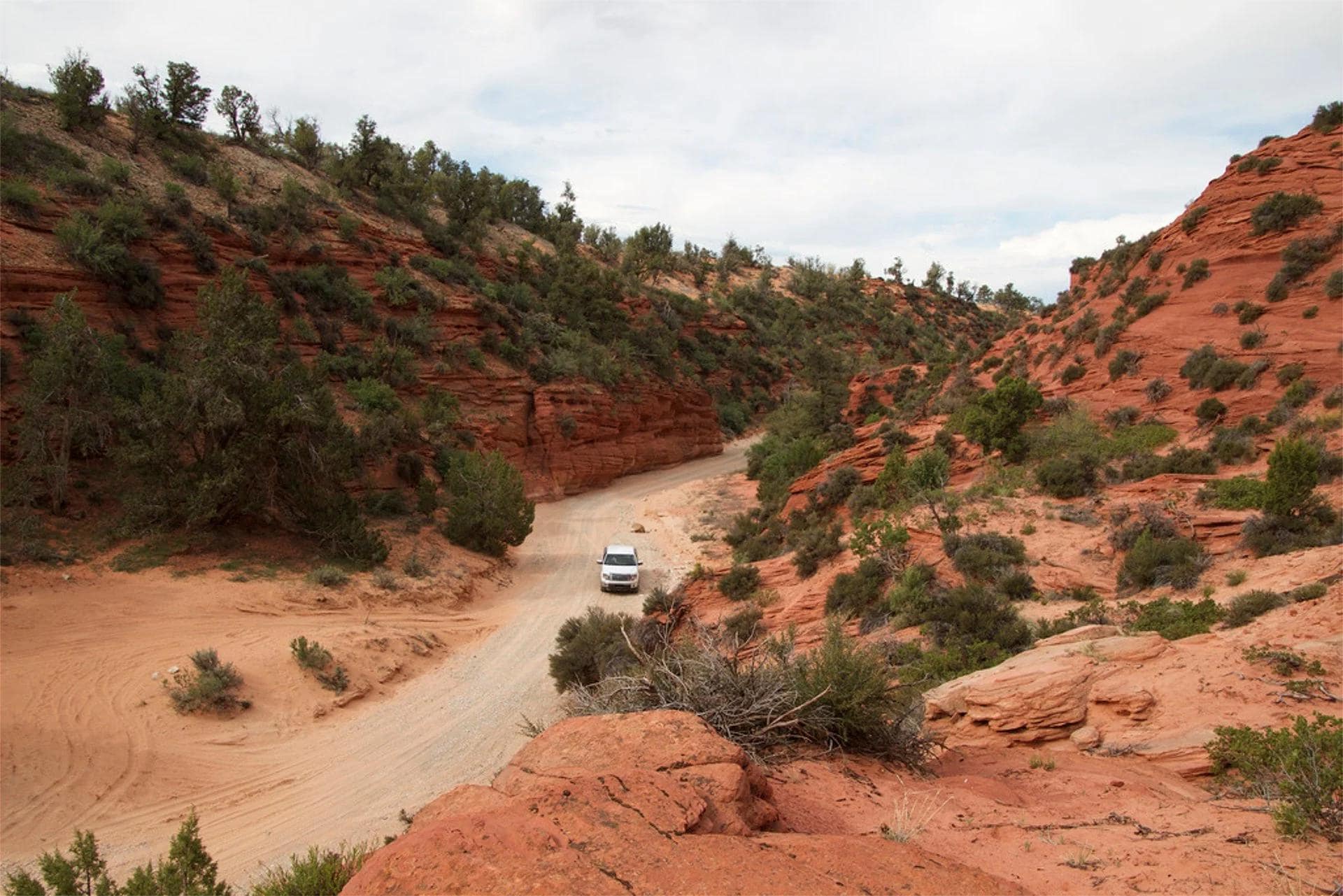 hidden-desert-canyons-in-arizonas-peek-a-boo-canyon