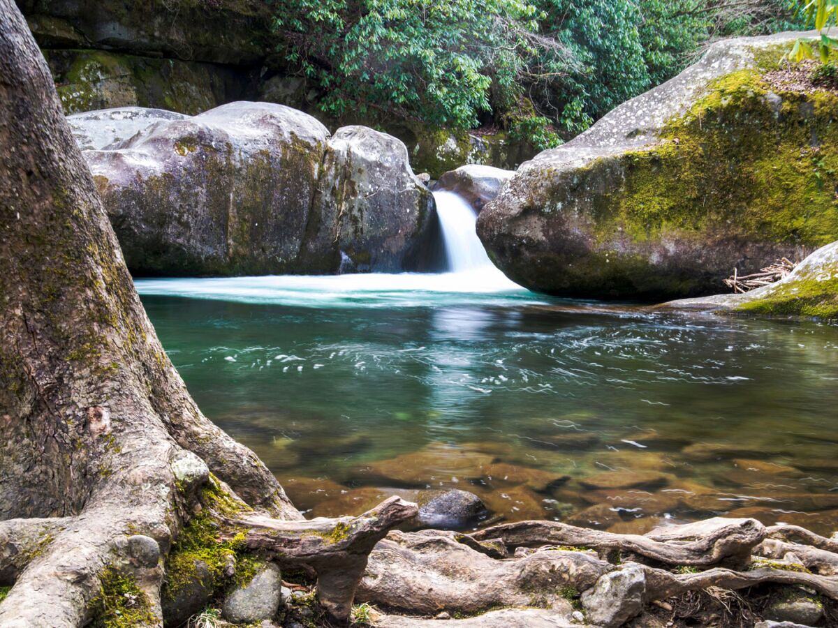hidden-gems-of-tennessees-great-smokies-cataract-falls-swimming-area