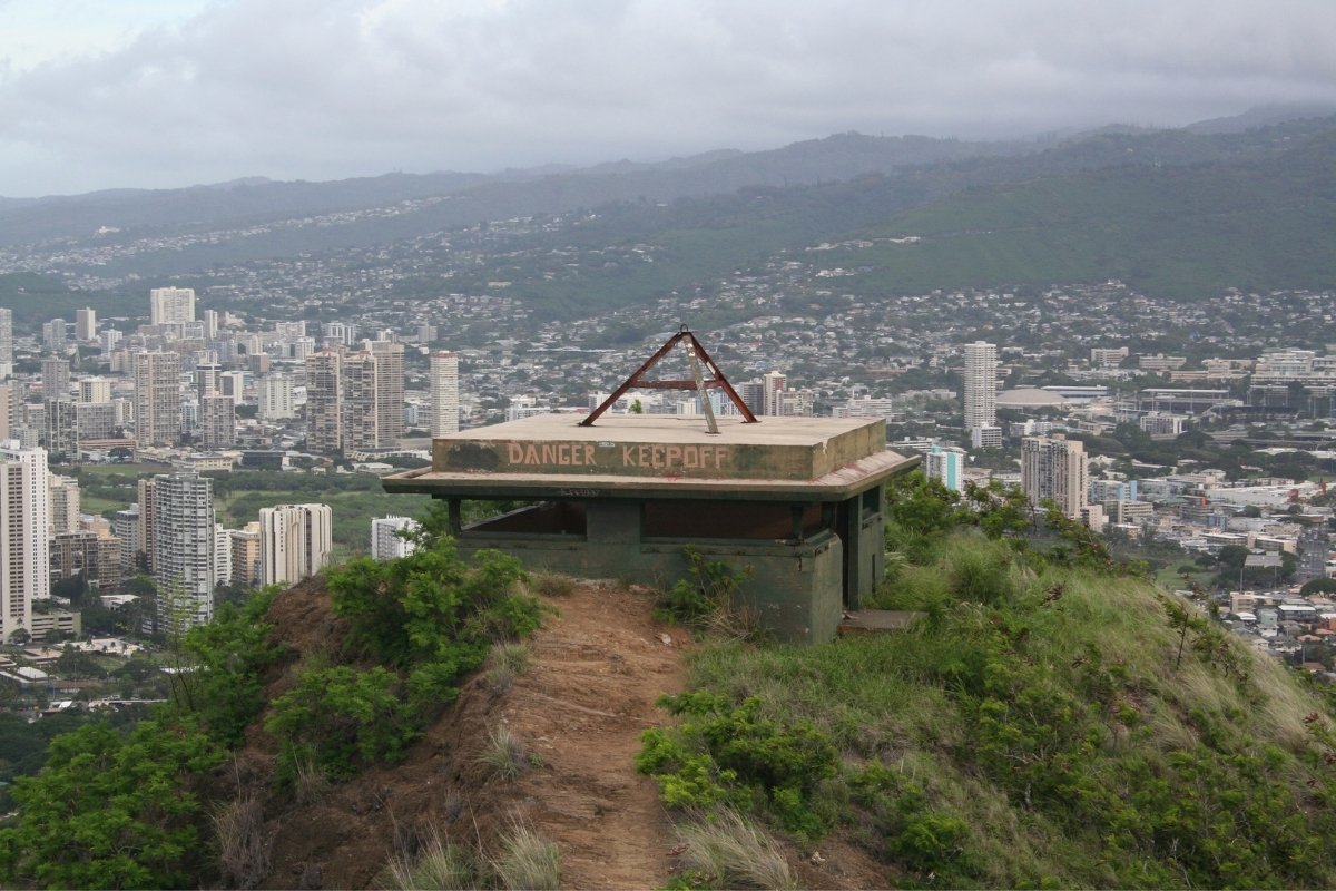 hidden-military-bunker-networks-in-hawaiis-diamond-head-crater