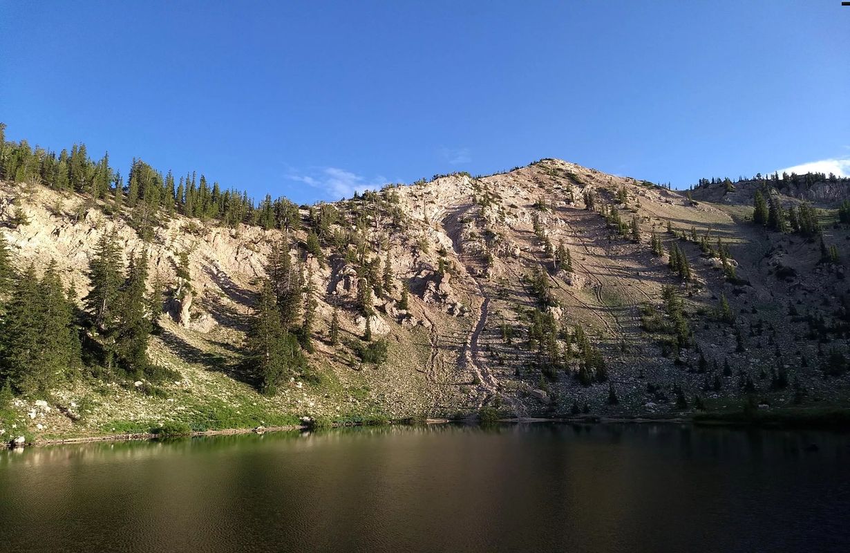 hidden-mountain-bowls-at-catherine-lake-in-utah