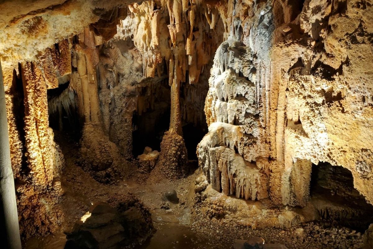 hidden-springs-of-arkansas-mystic-caverns