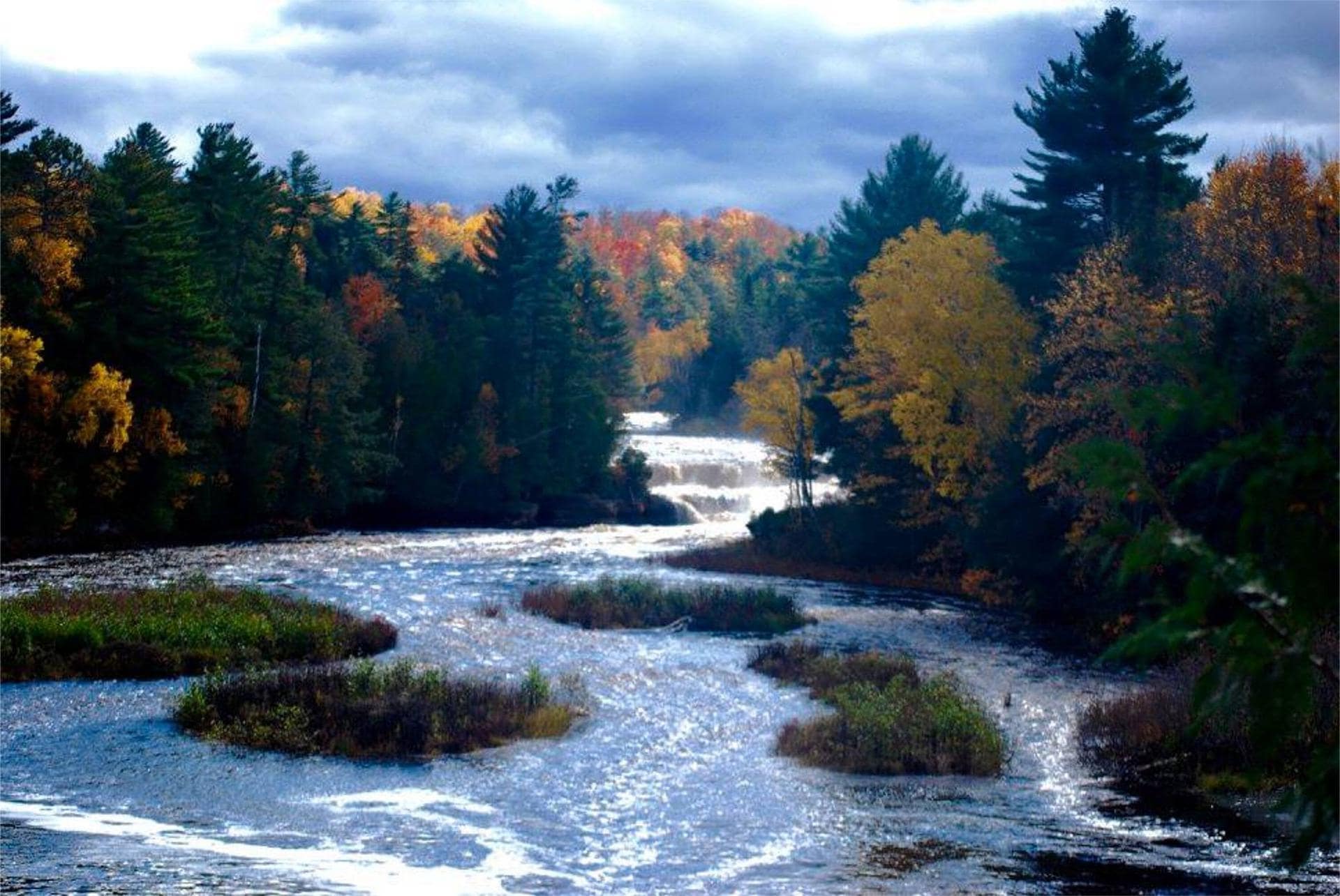 hidden-springs-of-michigans-tahquamenon-river