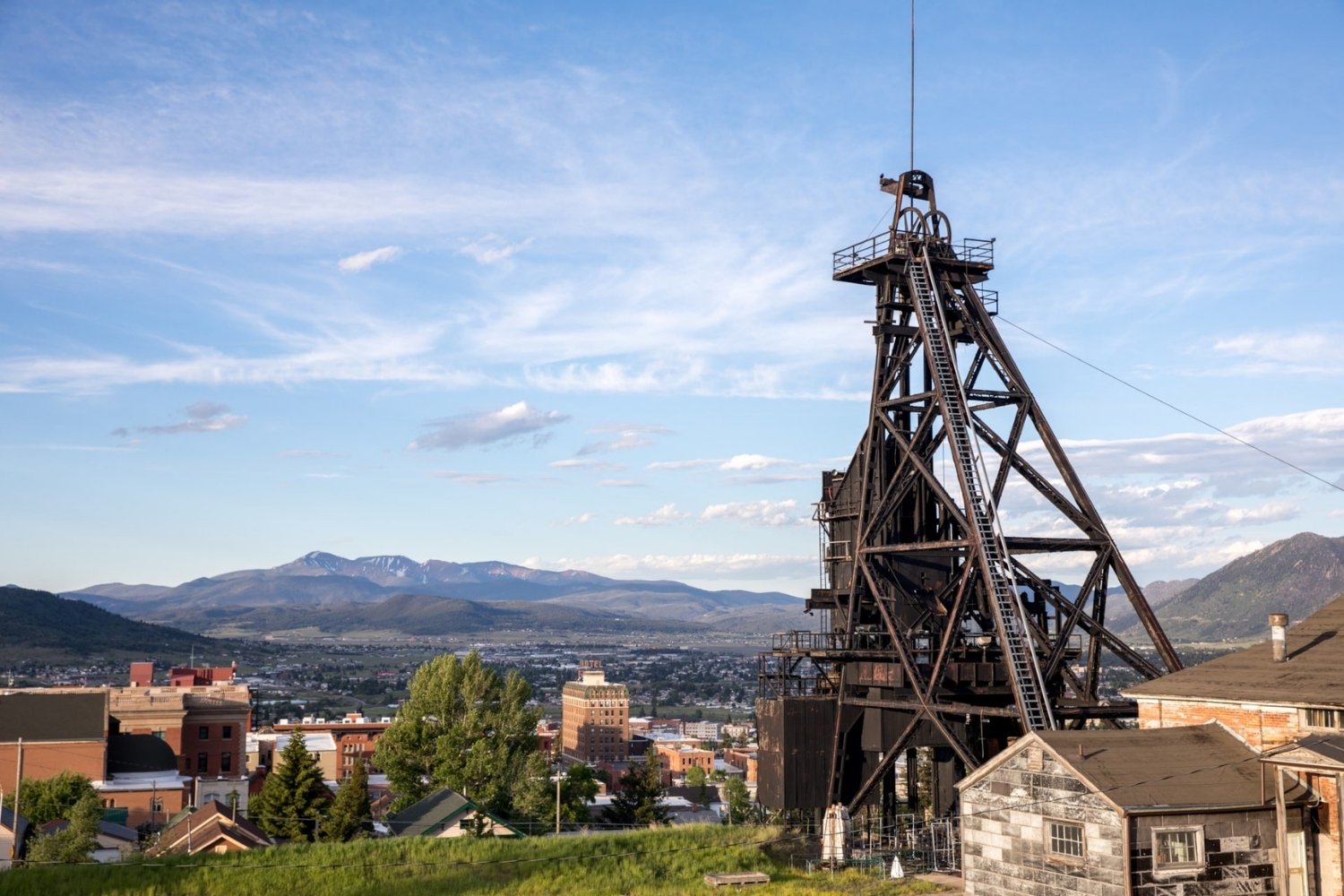 hidden-treasures-of-buttes-abandoned-mining-equipment