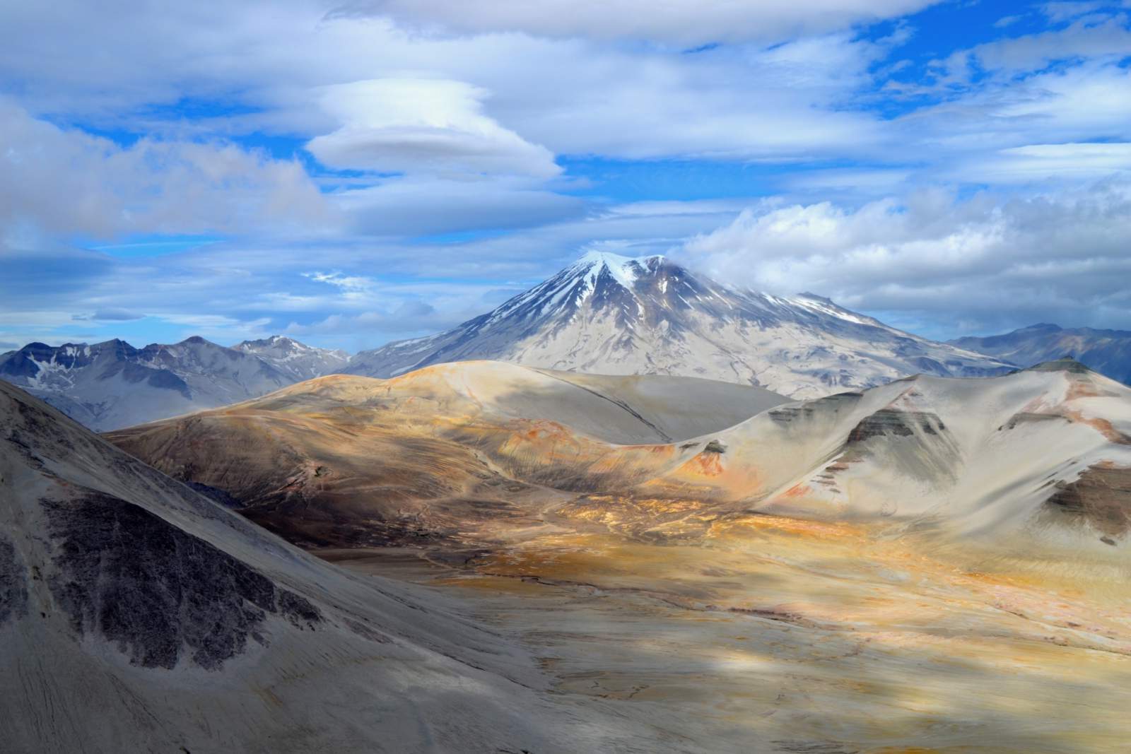 hidden-volcanic-calderas-in-alaskas-katmai-valley
