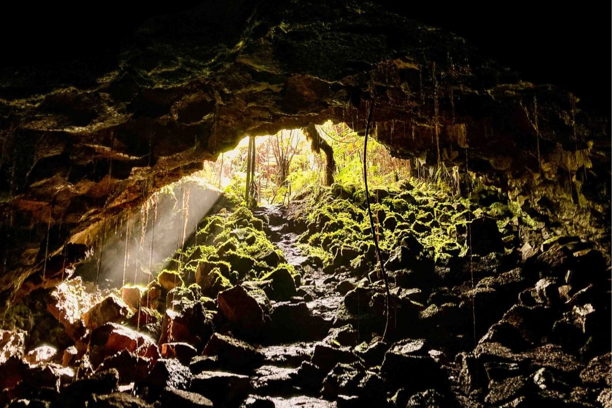 hidden-volcanic-tunnels-in-hawaiis-kazumura-cave
