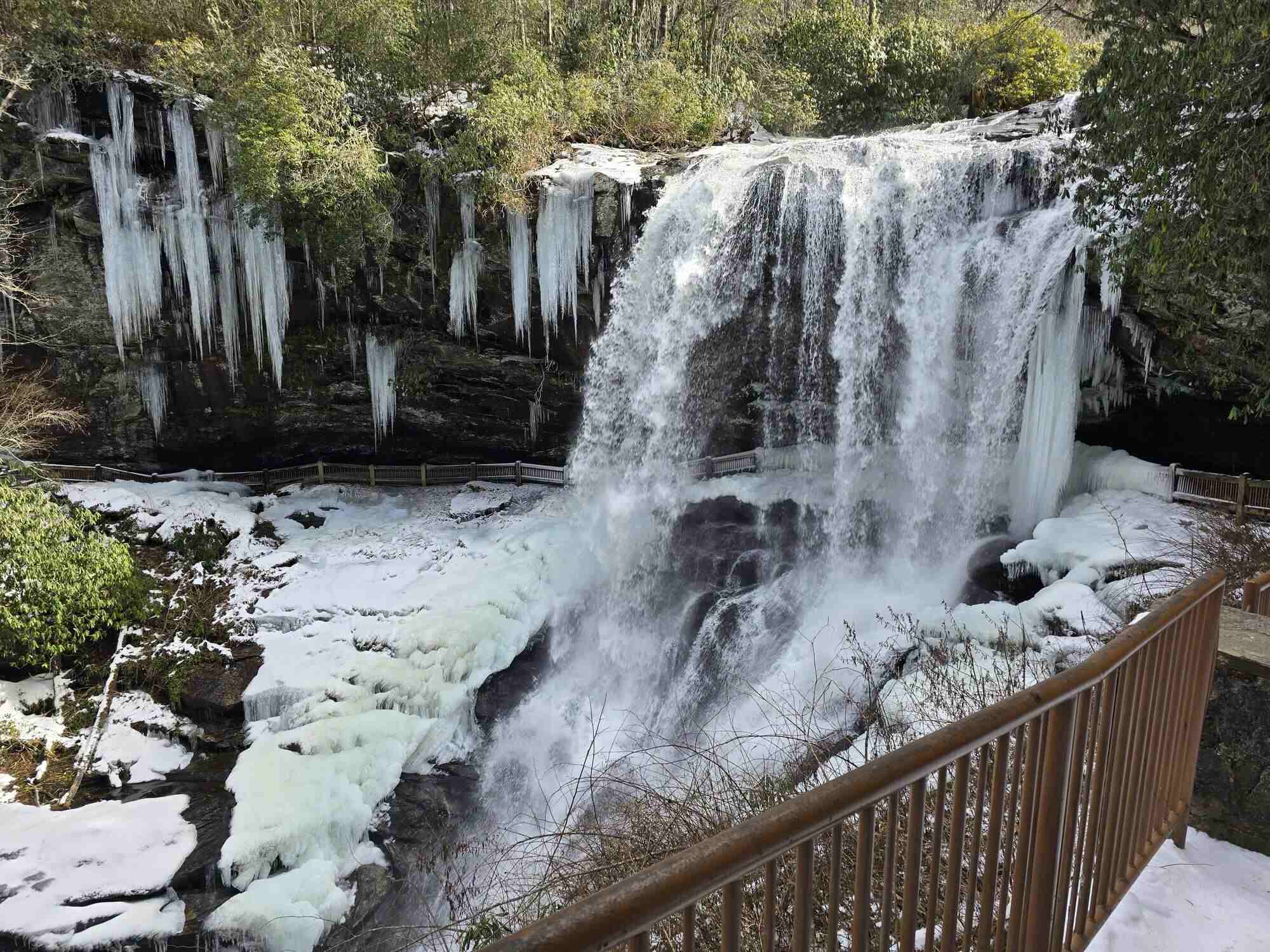 hidden-waterfalls-of-north-carolinas-dry-falls
