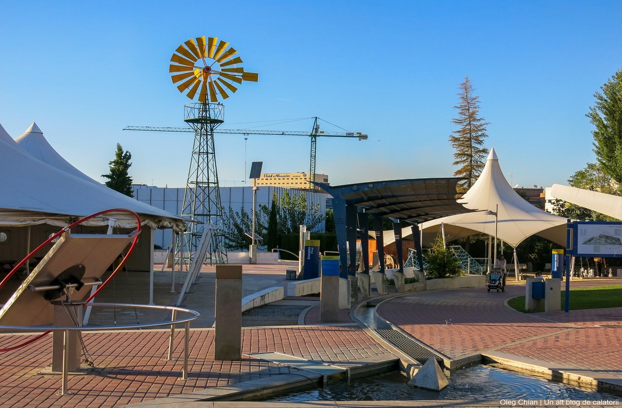 Exhibits and displays outside the Granada Science Park