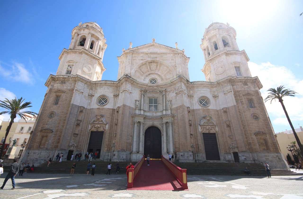 Front view of the Catedral de Cádiz