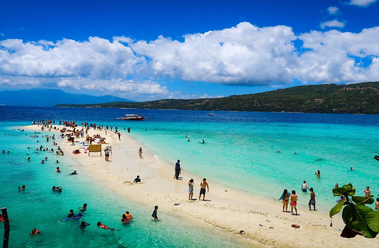 Tourists gathering at the sumilon island sandbar