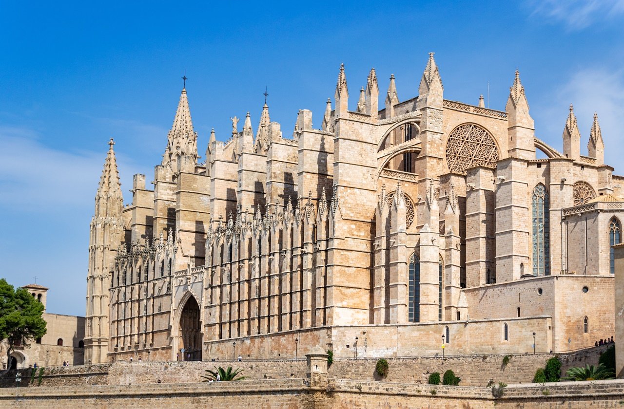 Side view of the Catedral-Basílica de Santa María de Mallorca