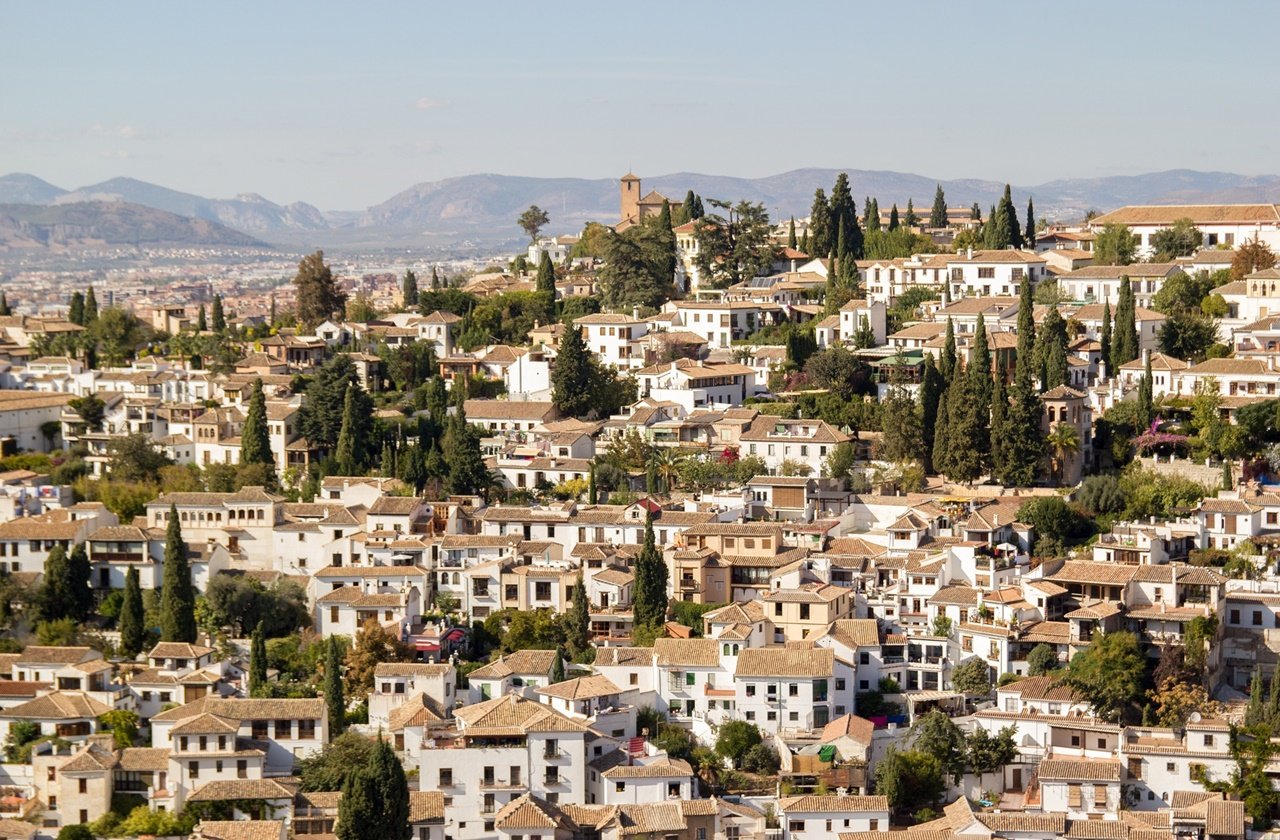 Aerial view of the whitewashed houses in Albayzin