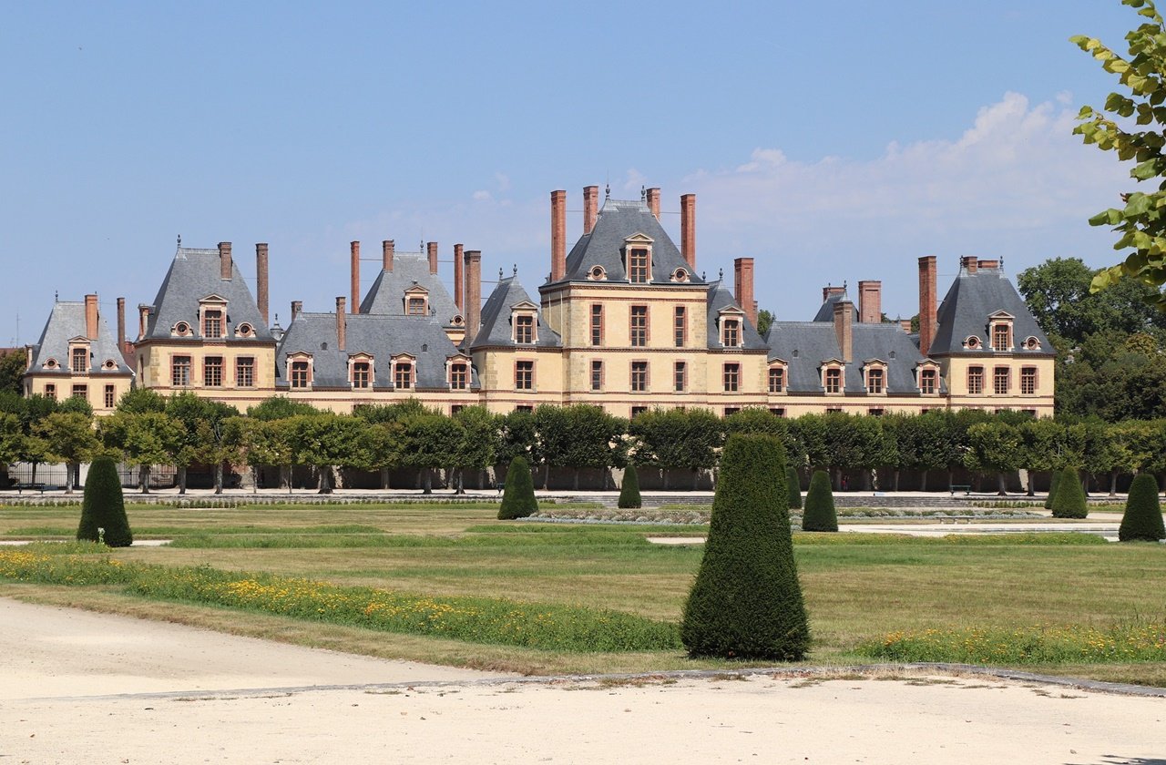 View of Château de Fontainebleau from the garden