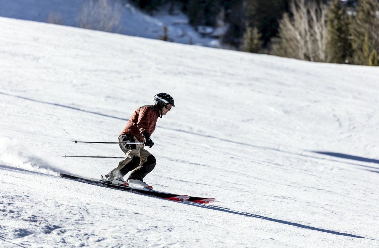 Man skiing