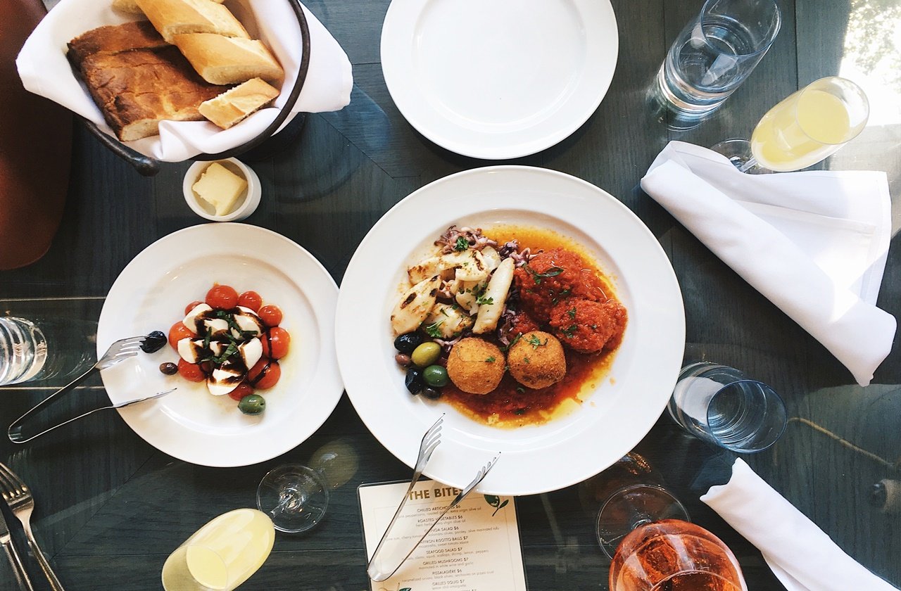 Where to eat in Hay on Wye Caprese salad and tomato salad