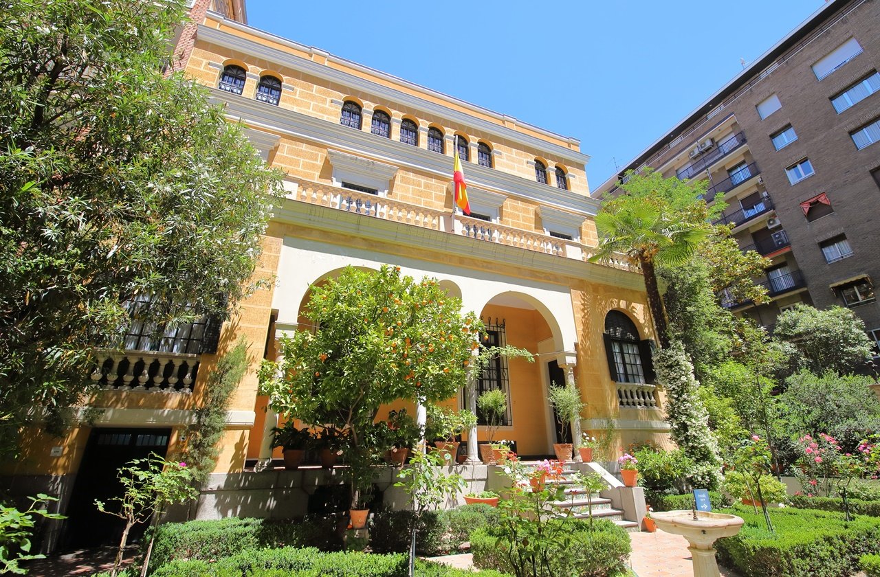 Front view of the Sorolla Museum with the gardens