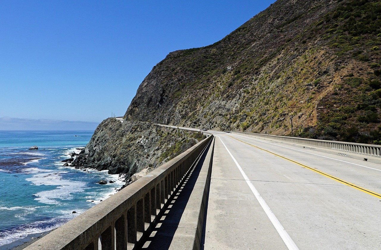Picturesque highway along the coast of Big Sur