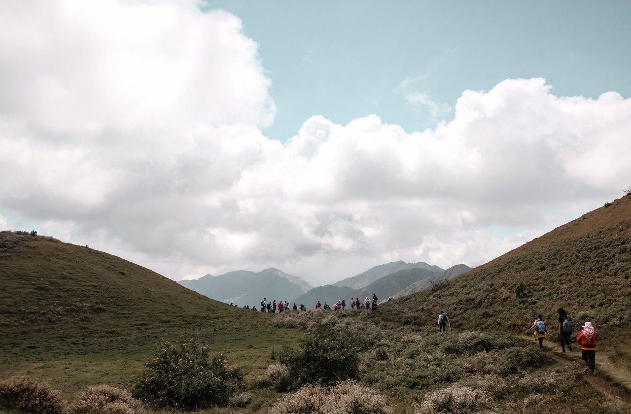 Hikers along the trail in Mount Ulap