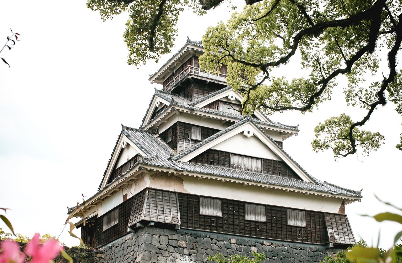 Kumamoto Castle bordered by trees