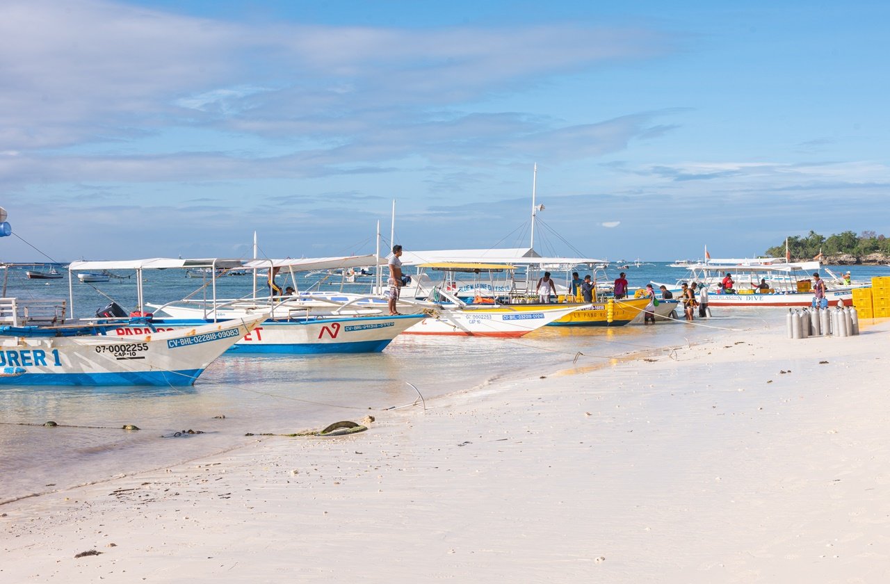 Boats lined up at the shore in Bohol