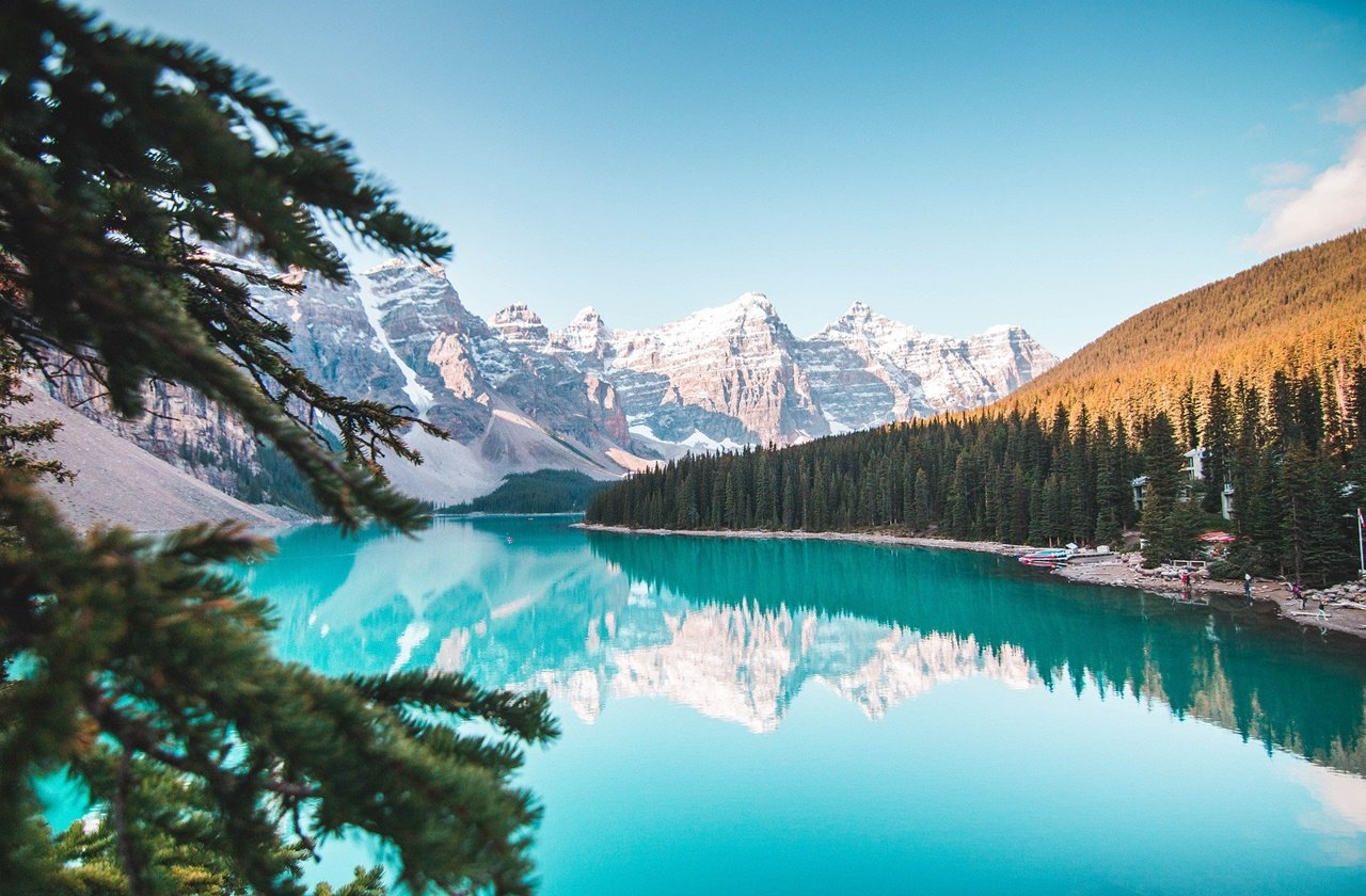 Picturesque lake overlooking the mountains at Banff National Park