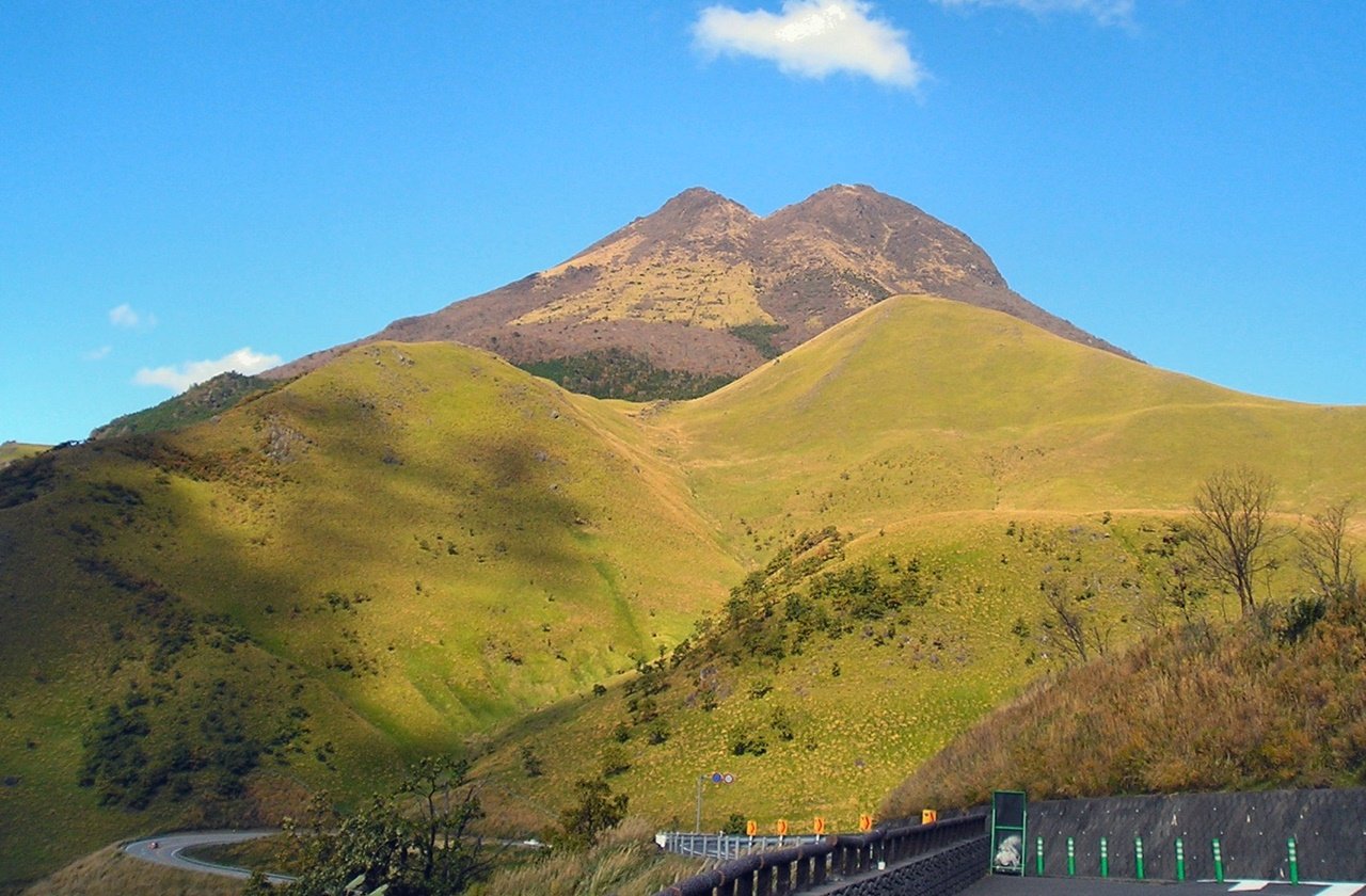 Higashi-mine and Nishi-mine, Mount Yufu's two peaks