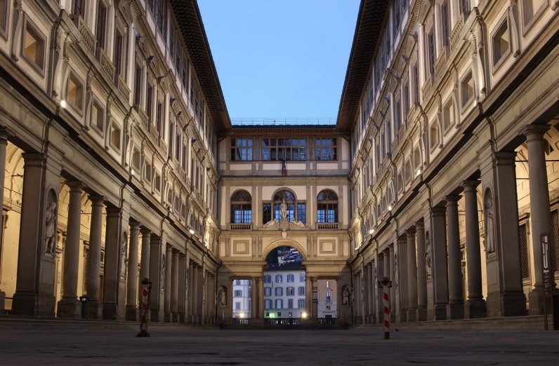 Uffiizi Gallery courtyard at dawn