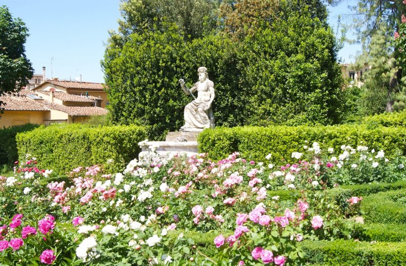 One of the statues at the outside garden in Boboli Gardens