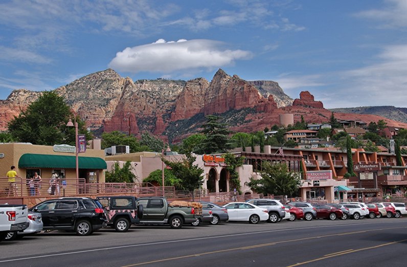 Highway lined with shops and restaurants in sedona